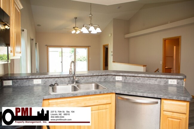 Building Photo - 3 Bedroom and 3 Bathroom Duplex. Available...