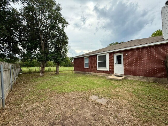 Building Photo - Beautiful 3 bedroom, 2 bathroom home in th...