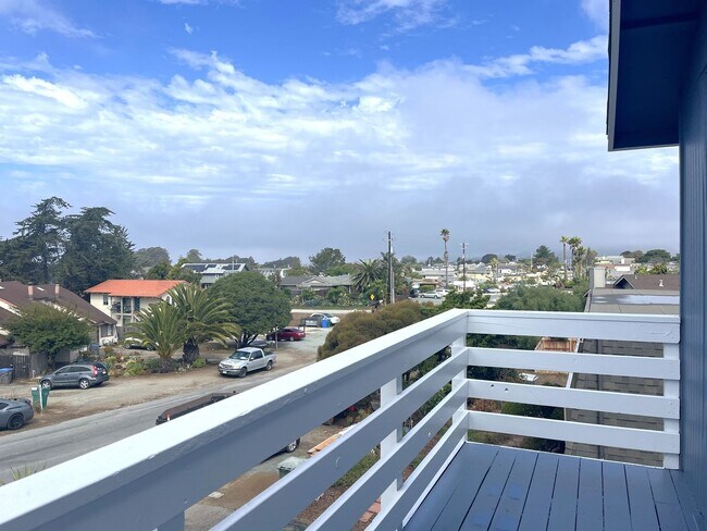 Building Photo - Beautifully Renovated Upstairs unit w/View...