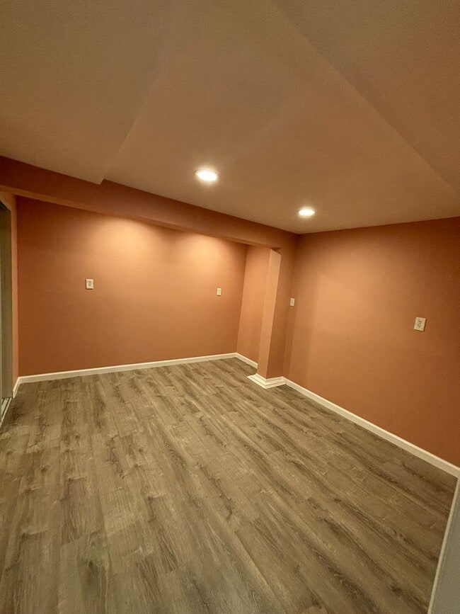 Building Photo - Basesment unit / All utilities included