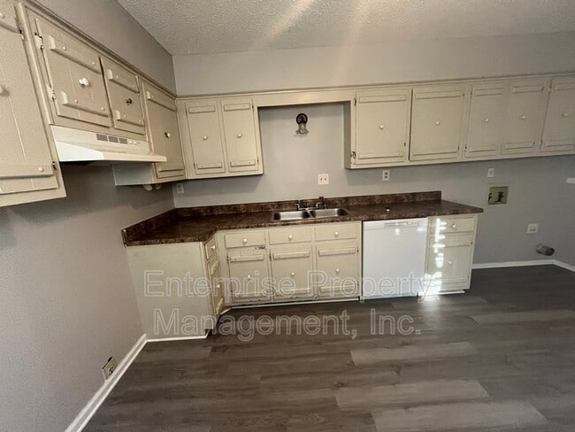 Building Photo - 4381 Howardcrest Dr