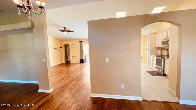 Building Photo - 1829 SW Hickock Terrace