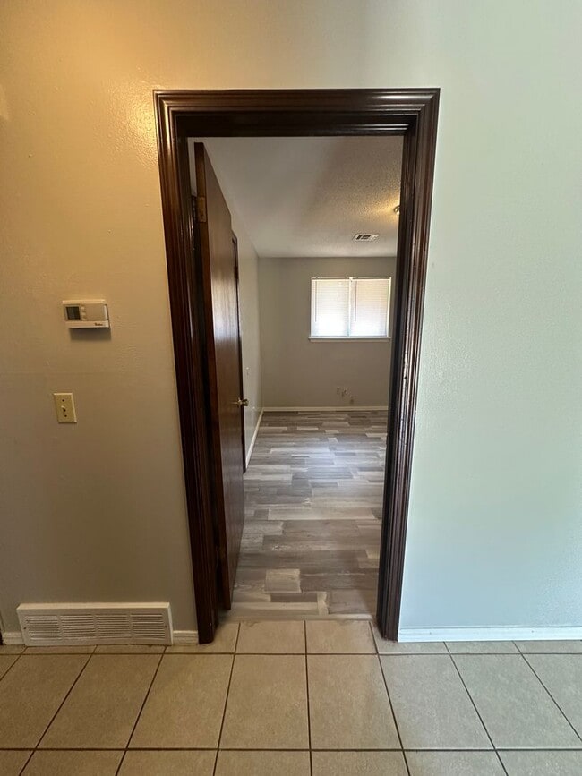 Building Photo - 3 Bed 1 Bath Brick Home with 1 Car Garage