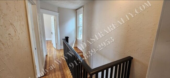 Building Photo - Large 2-story 4 Bed 1.5 Bath Home in Leave...