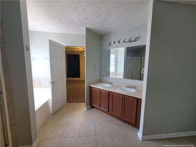 Building Photo - 3608 Crosswinds Dr