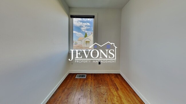 Building Photo - Charming 5-bedroom home near shopping, parks, and University of Puget Sound - Minutes from Cheney...