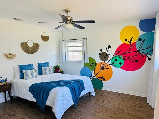 Building Photo - 4936 S Lakewood Dr