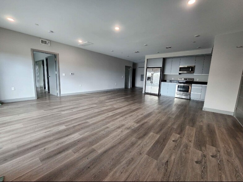 Building Photo - 7040 Woodman Ave