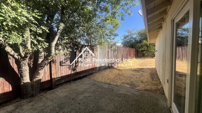 Building Photo - Spacious 2bd/1ba Duplex with Garage near American River College
