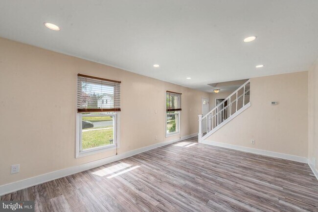 Building Photo - 1908 Champlain Dr