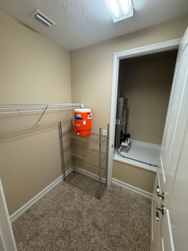 Building Photo - Two Story 5 bedroom, 4.5 bath