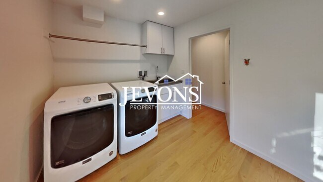 Building Photo - 5BR/4.5BA House in Seattle -- Available Now!