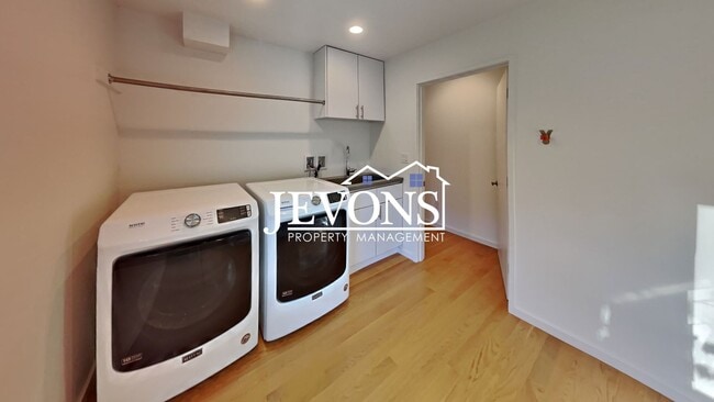 Building Photo - Luxury single-family home with inclusive water, sewer, and garbage