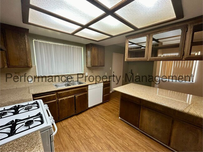 Building Photo - Cute 3 Bed/1 Bath SE Bakersfield Home w/ S...