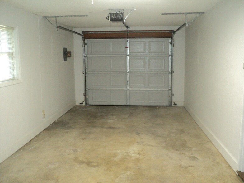 Building Photo - 343 Bonnie Dr