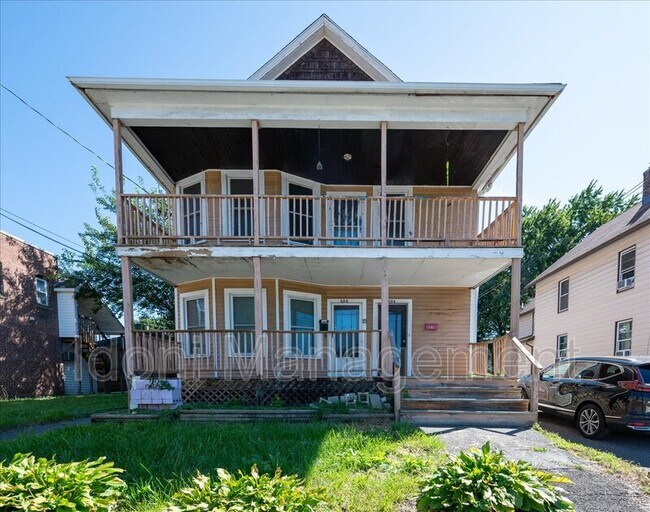 Building Photo - 694 Main St