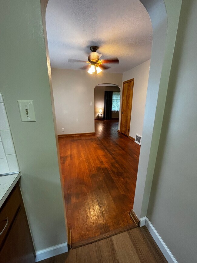 Building Photo - 815 Iona Ave