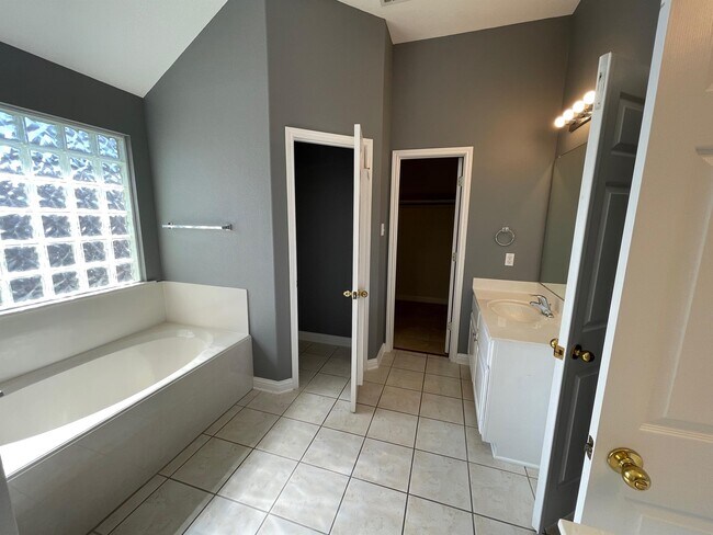 Building Photo - 10312 Yellowstone Dr