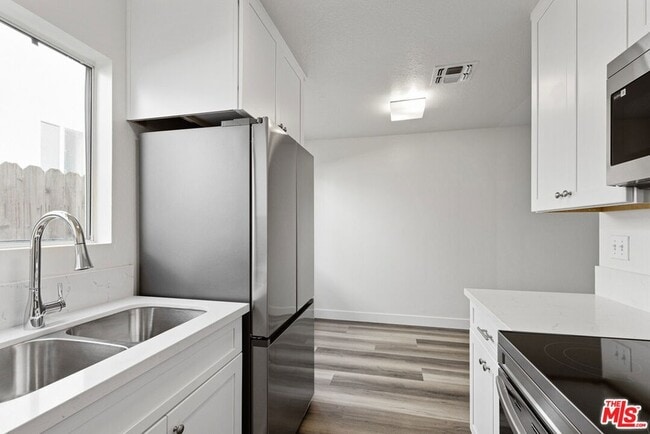 Building Photo - 6616 Sylmar Ave