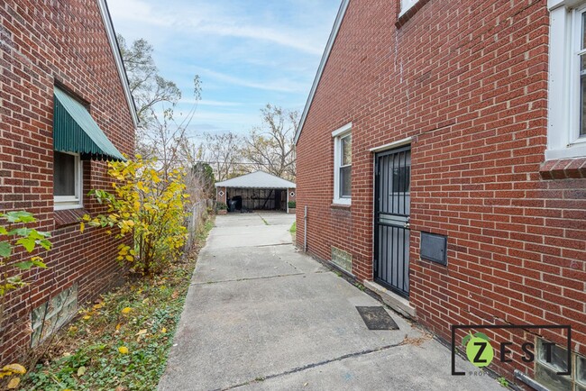 Building Photo - OPEN HOUSE TUESDAY NOVEMBER 26th 5pm to 5:...