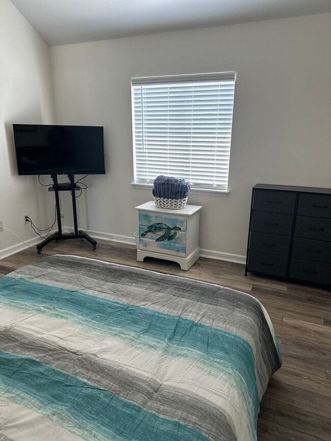 Building Photo - Fully furnished condo minutes from the beach!