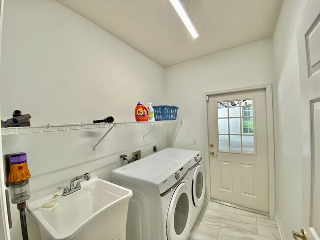 Building Photo - Renovated Haile Plantation Home – Move-In ...