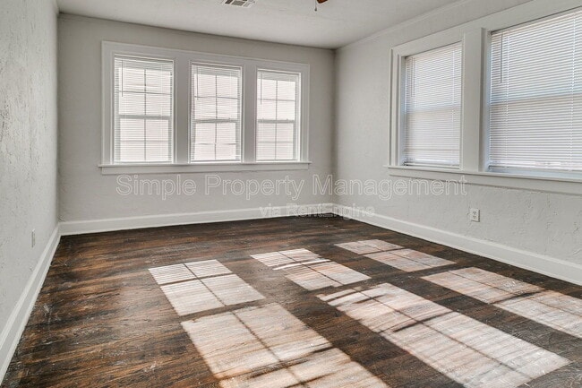 Building Photo - 944 East Dr