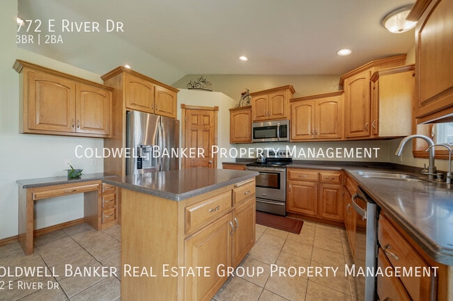 Building Photo - 772 E River Dr