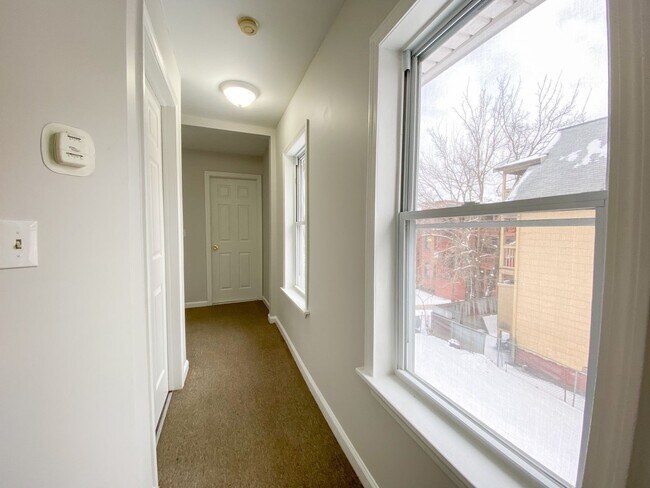 Building Photo - Gorgeous single-family home near Hartford Hospital