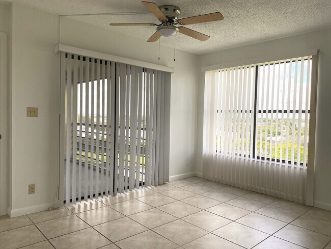 Building Photo - Cypress Bend Top Floor Private Corner 2/2 Available Now!