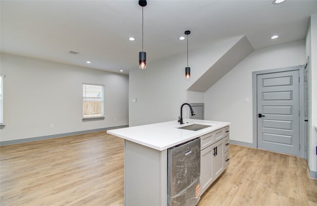 Building Photo - 837 S Victory Dr