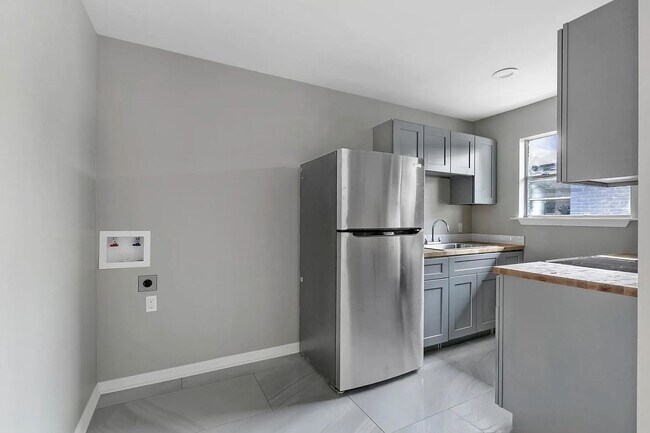 Building Photo - 1709-1711 St Andrew St