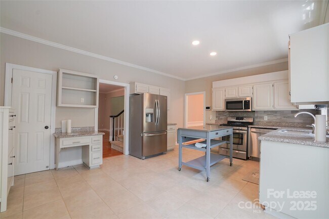 Building Photo - 6932 Foxglove Dr