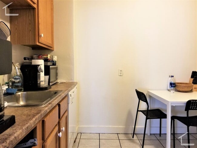 Building Photo - Packard's Corner three bedroom filled with sunlight