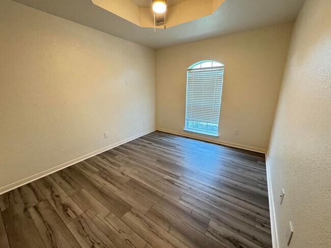 Building Photo - 2801 Southwood Dr