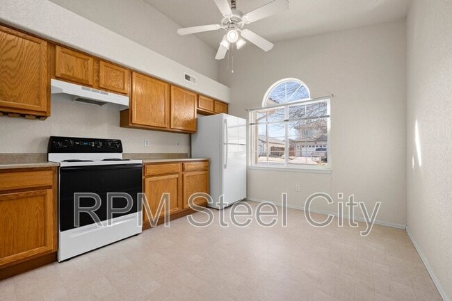 Building Photo - 1014 Pinecrest Dr