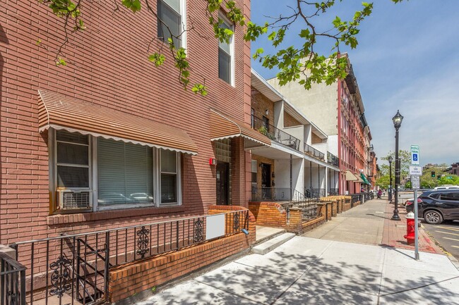 Building Photo - 814 Washington St