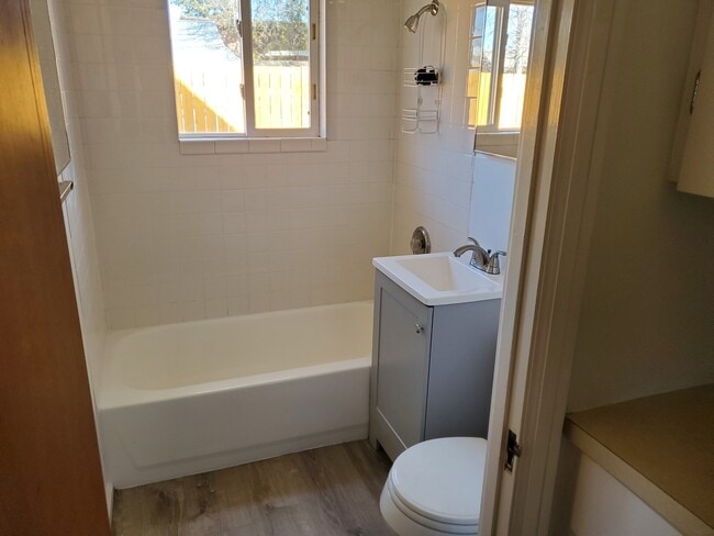 Building Photo - 900 E Myrtle St