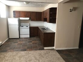Building Photo - 1802 Chandler Rd W