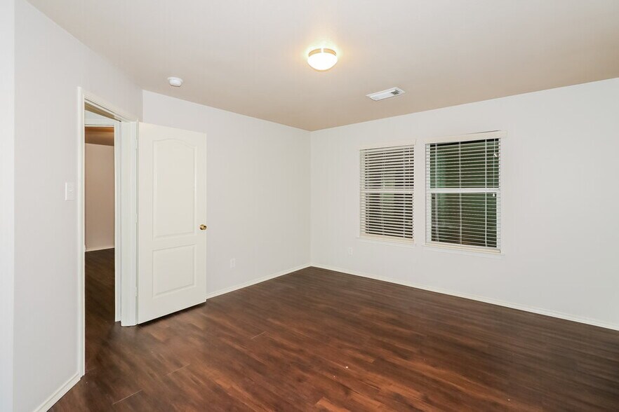 Building Photo - 5027 Oak Briar Ln