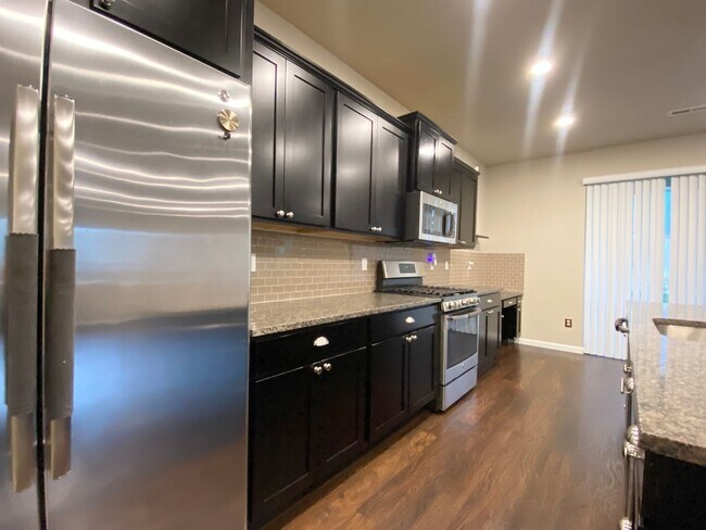 Building Photo - 3 bedroom, 2568 Sqft. home In Federal Way