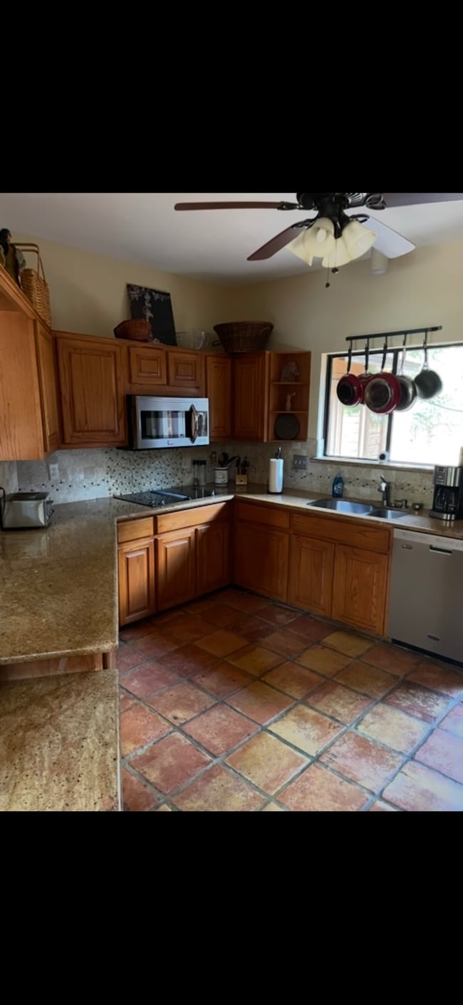 Building Photo - 312 Grande St