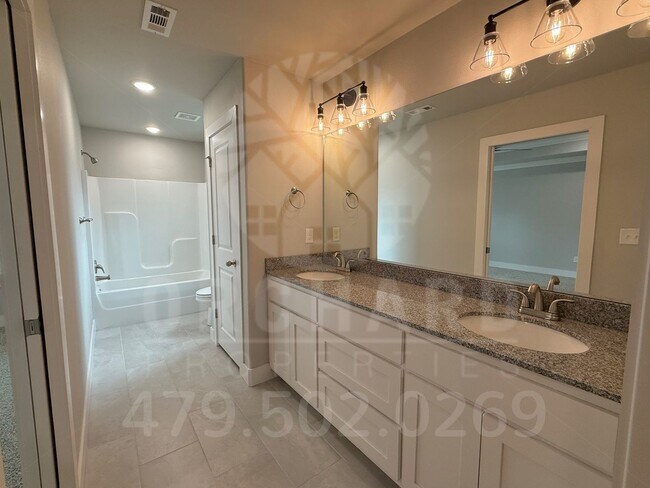 Building Photo - Single-Family Home- 2 Bed/2 Bath w/Hobby R...