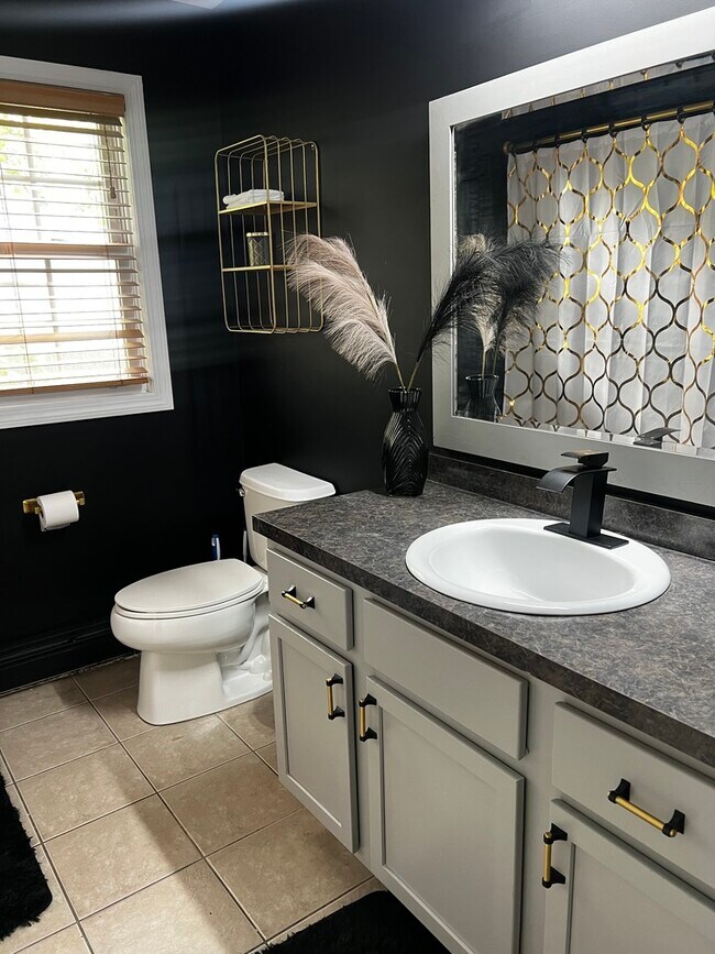 Building Photo - Spacious 2-Bedroom, 1.5-Bath Main-Floor Home in Providence