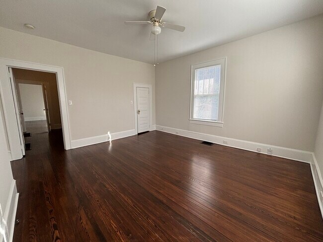 Building Photo - 2 Bedroom, 1.5 Baths Charming Bungalow located near Plaza Midwood