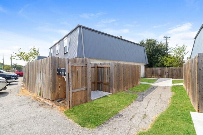 Building Photo - 7202 Twin Crest Dr