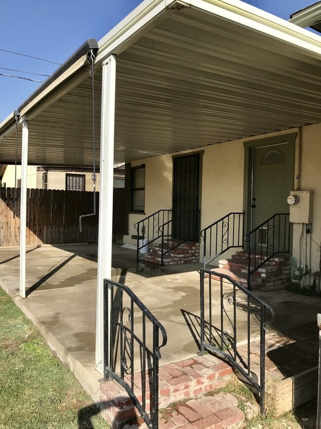 Building Photo - Adorable House in North Bakersfield!