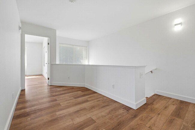 Building Photo - Great Townhome with Attached Garage!