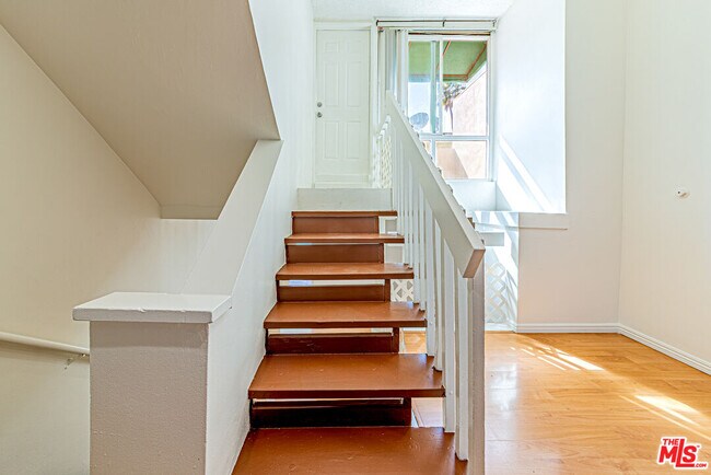 Building Photo - 933 S Manhattan Pl