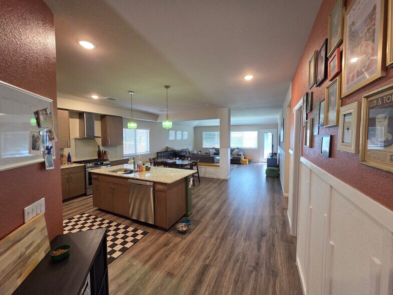 Building Photo - 1105 Goldenrod Dr